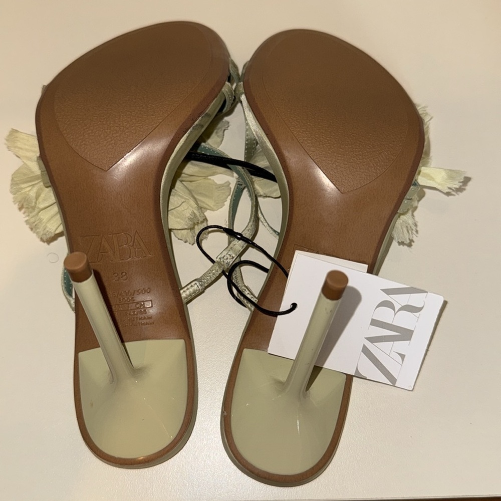Zara‎ Healed Sandals With Maxi Flowers - Picture 14 of 17